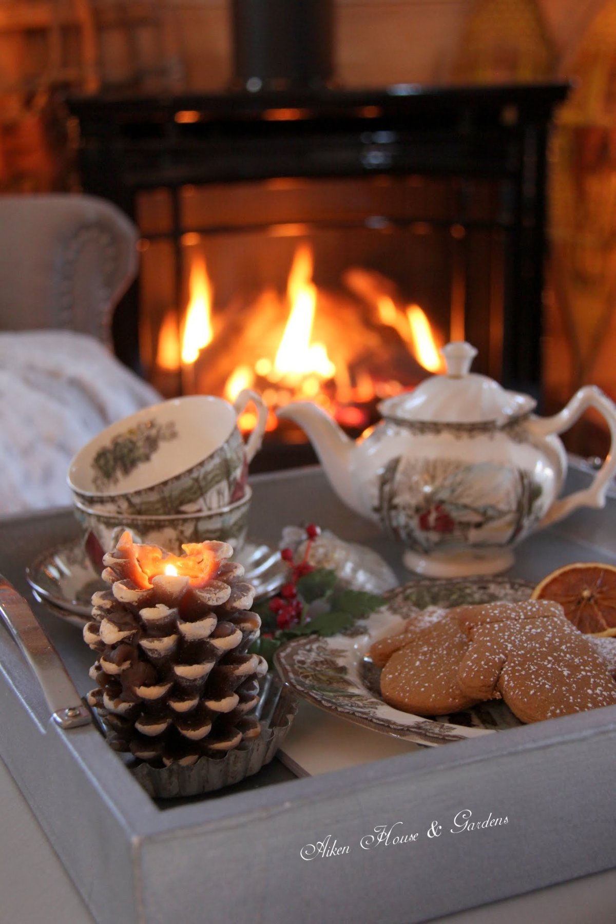 Уютный камин зимой