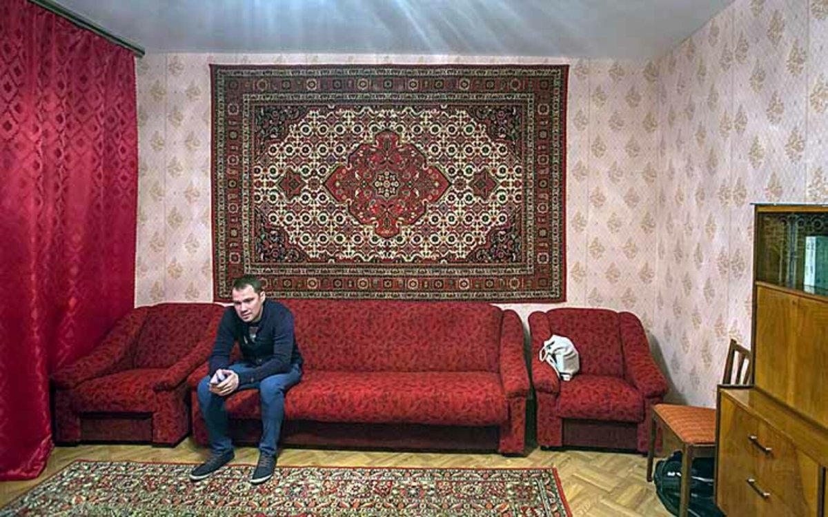 Старая квартира с ковром на стене