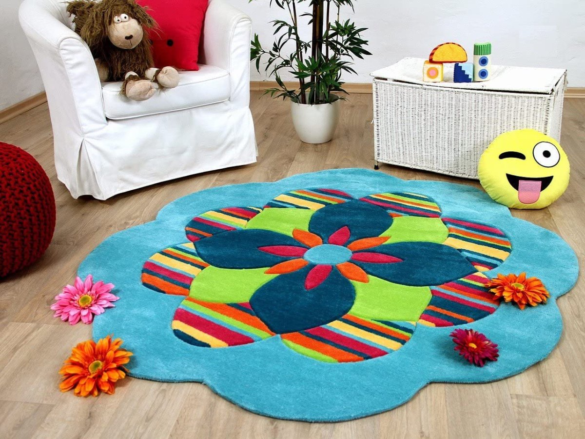 Ребенок на ковре