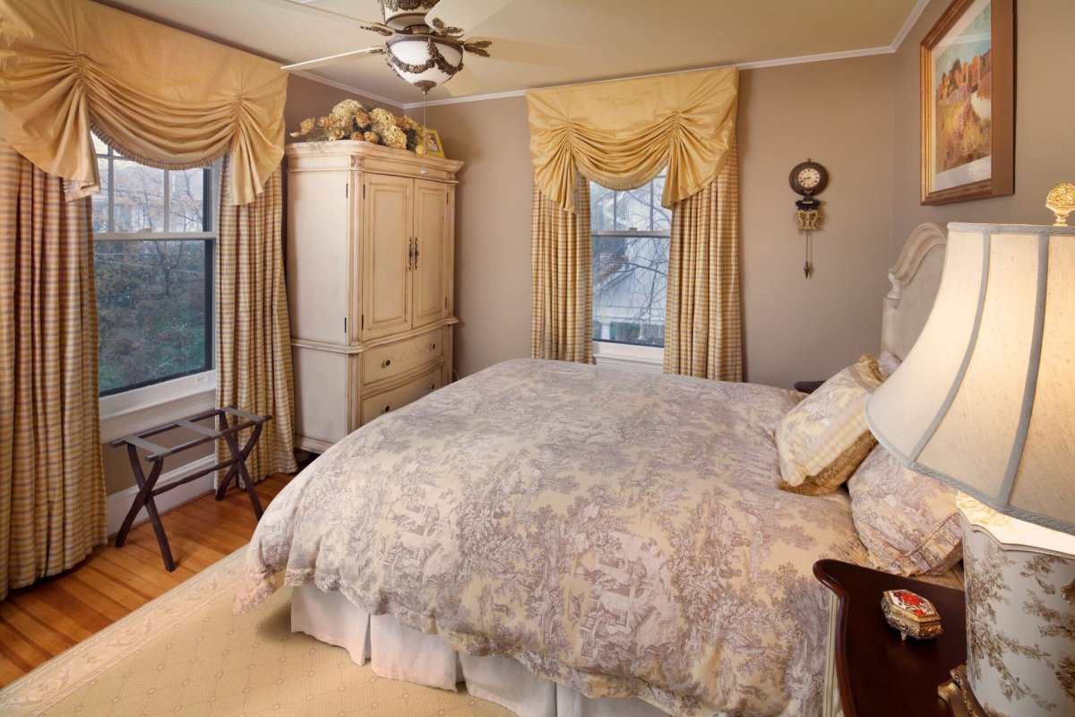 Портьеры в интерьере спальни