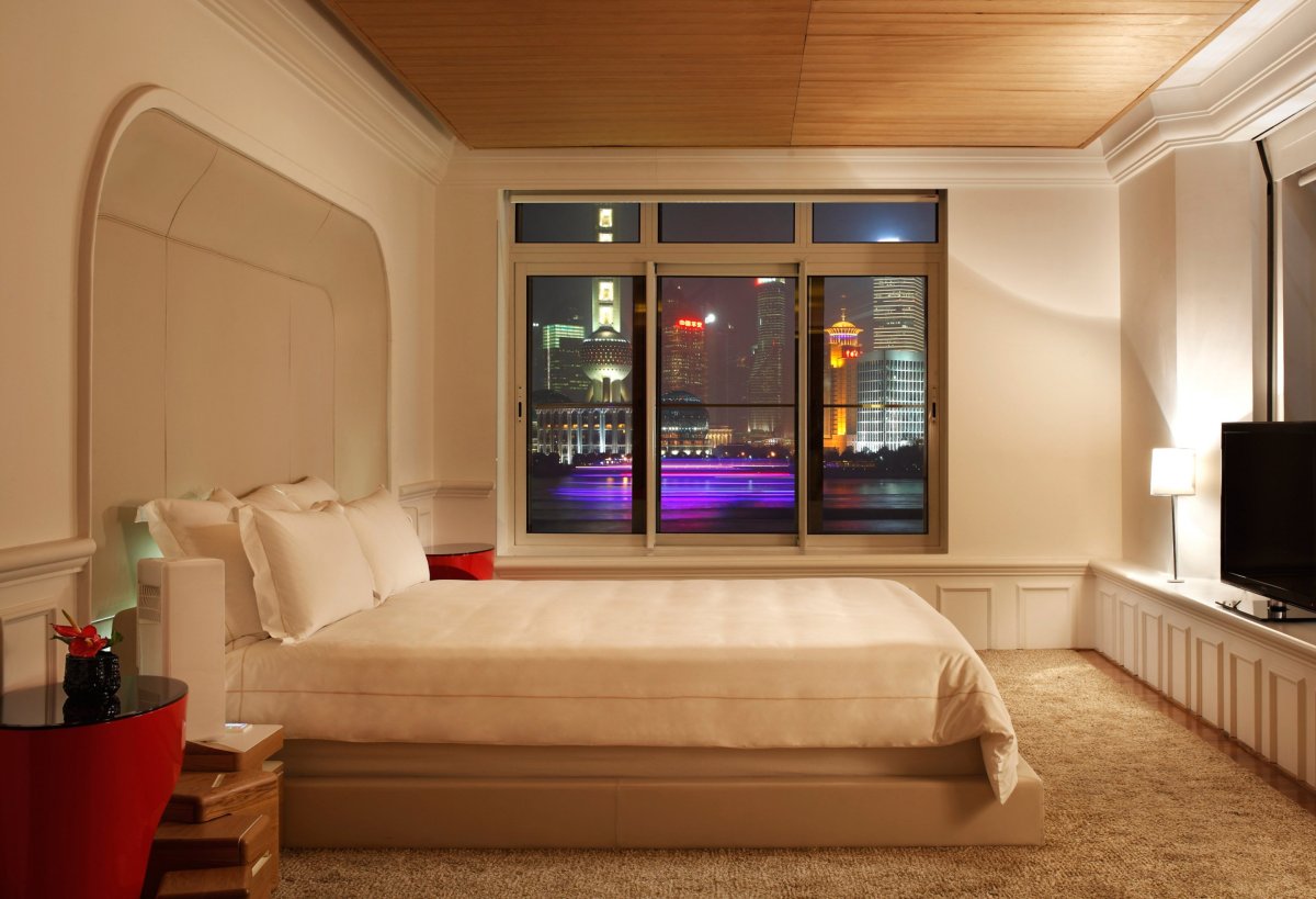 Красивая большая кровать