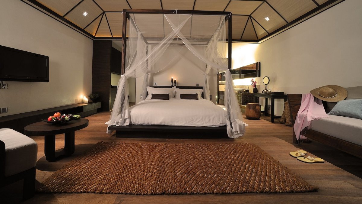 Огромная кровать