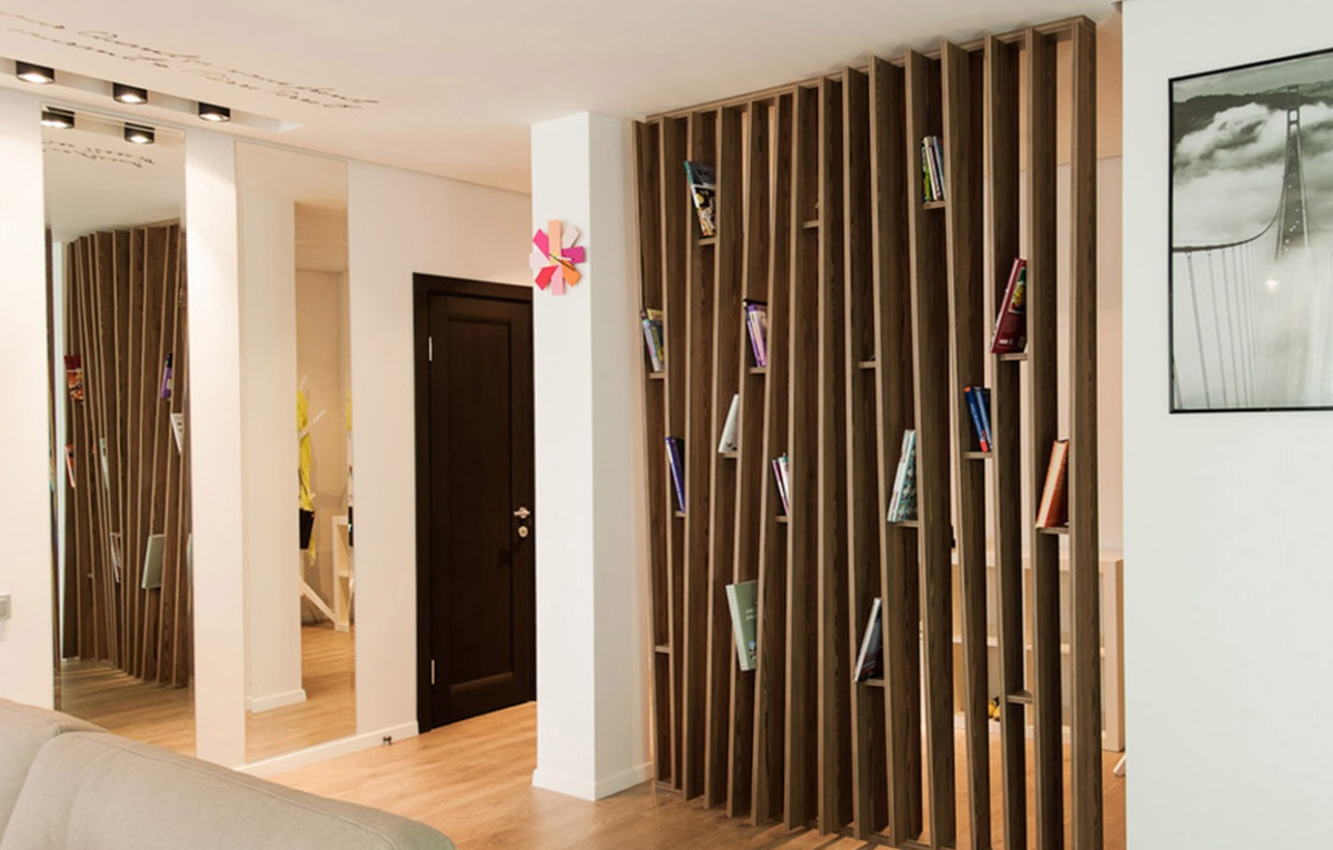 Деревянная перегородка для зонирования комнаты