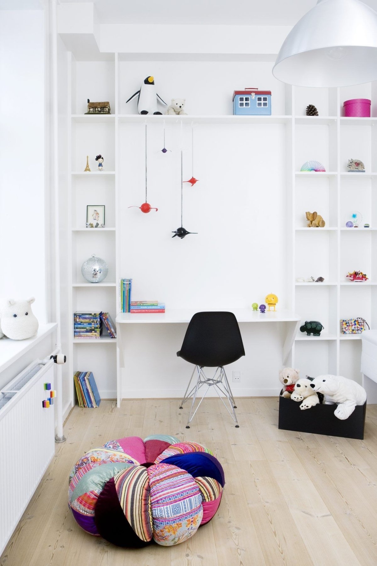 Полки в комнату для девочки