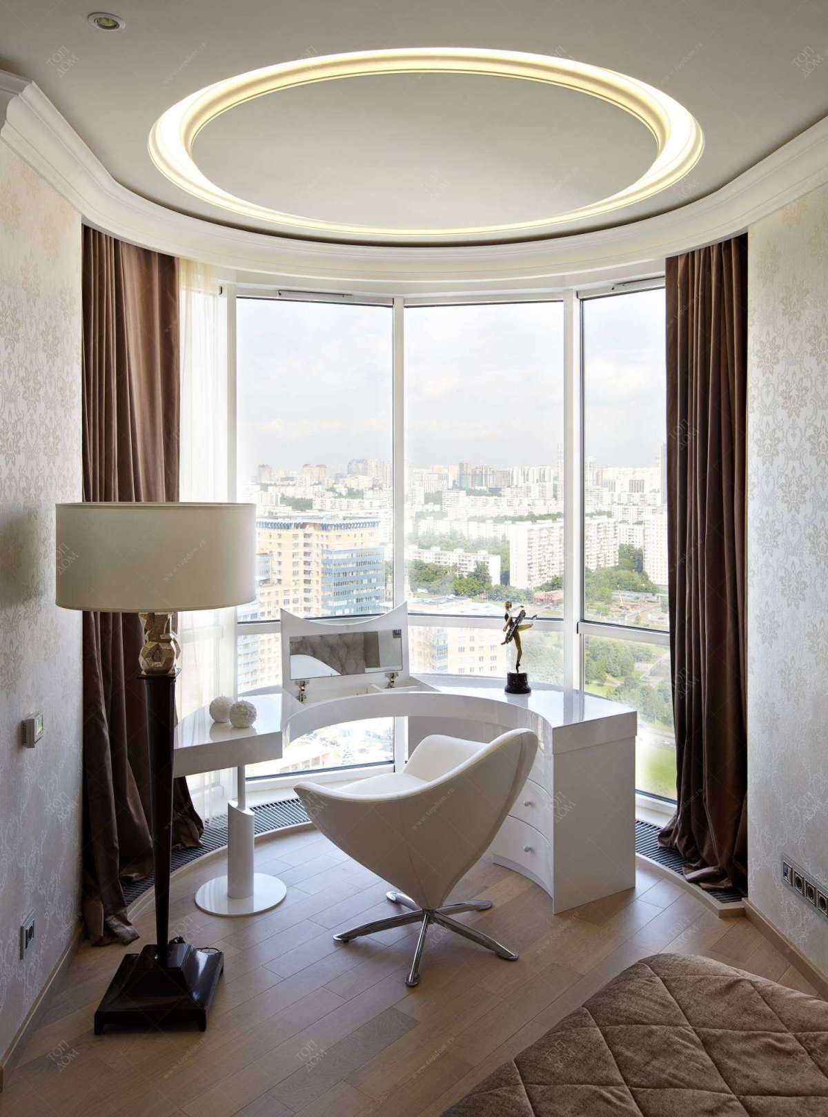 Спальня с эркерным окном