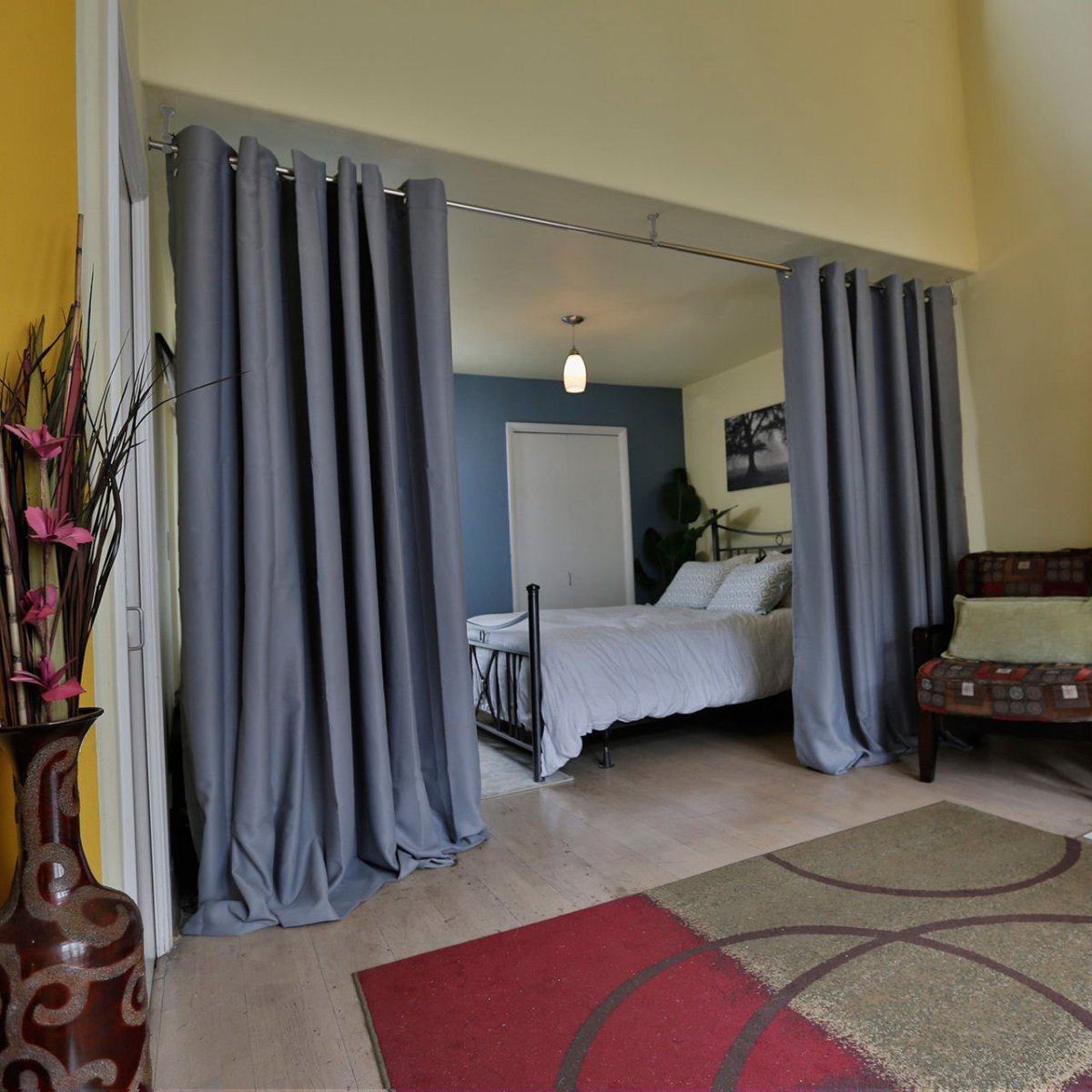 Зонирование комнаты шторами