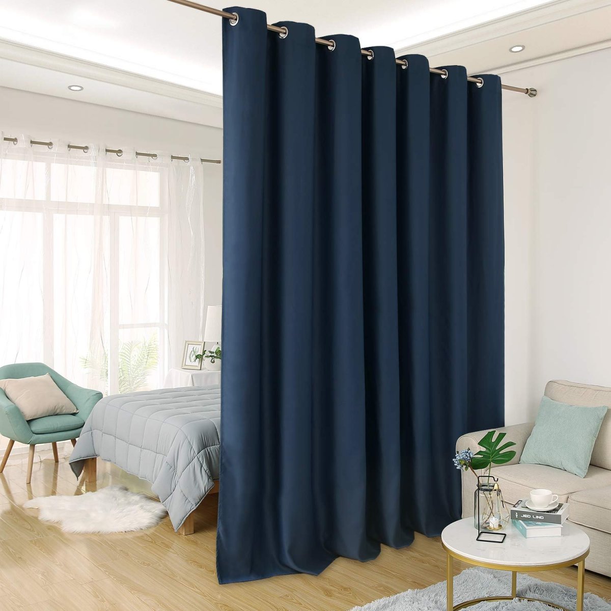 Зонирование комнаты шторами