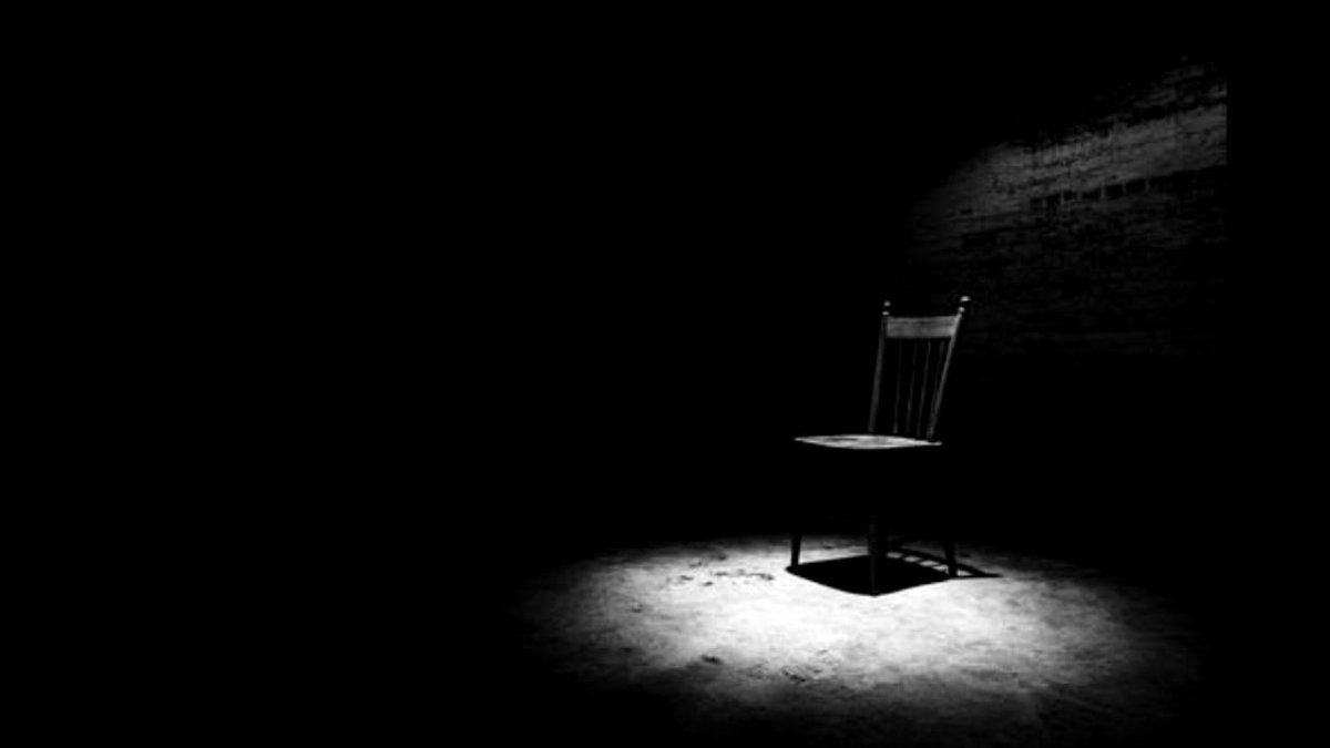 Стул в темной комнате