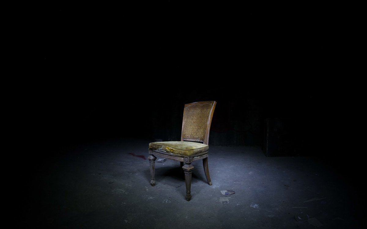 Стул в темной комнате