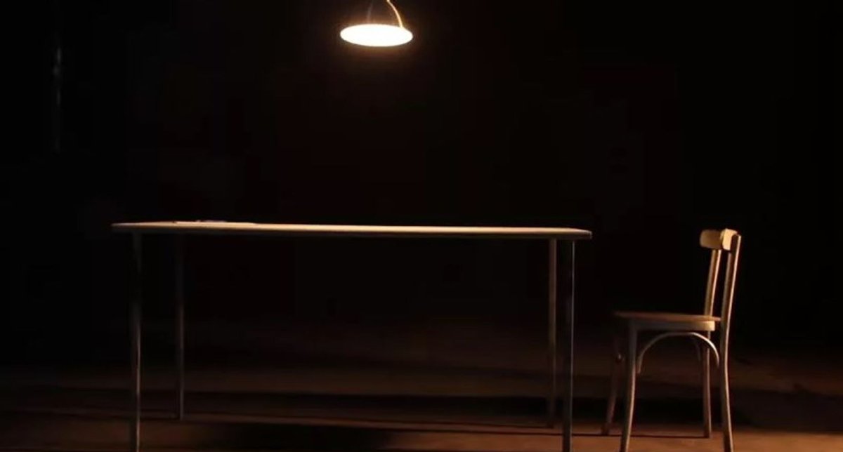 Темная комната с лампой