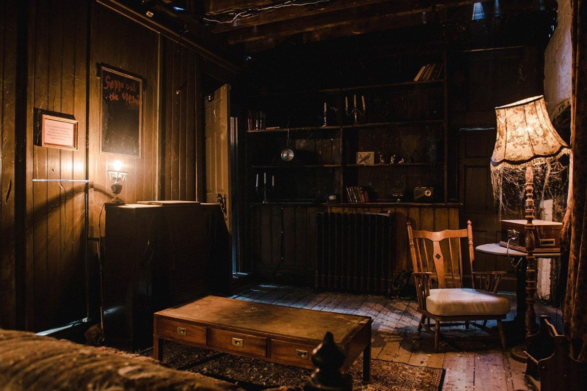 Темная Старая комната
