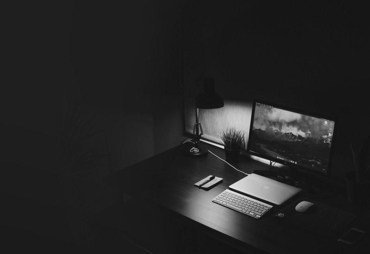 Тёмная комната с компьютером