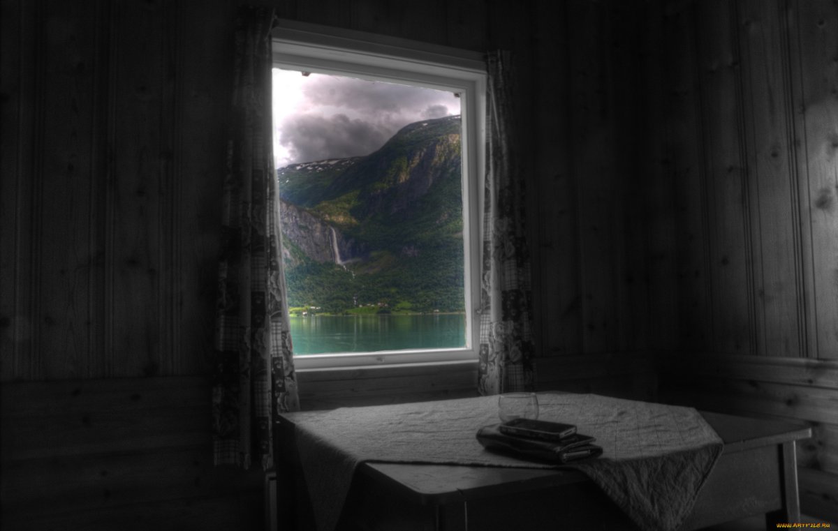 Старая комната с окном