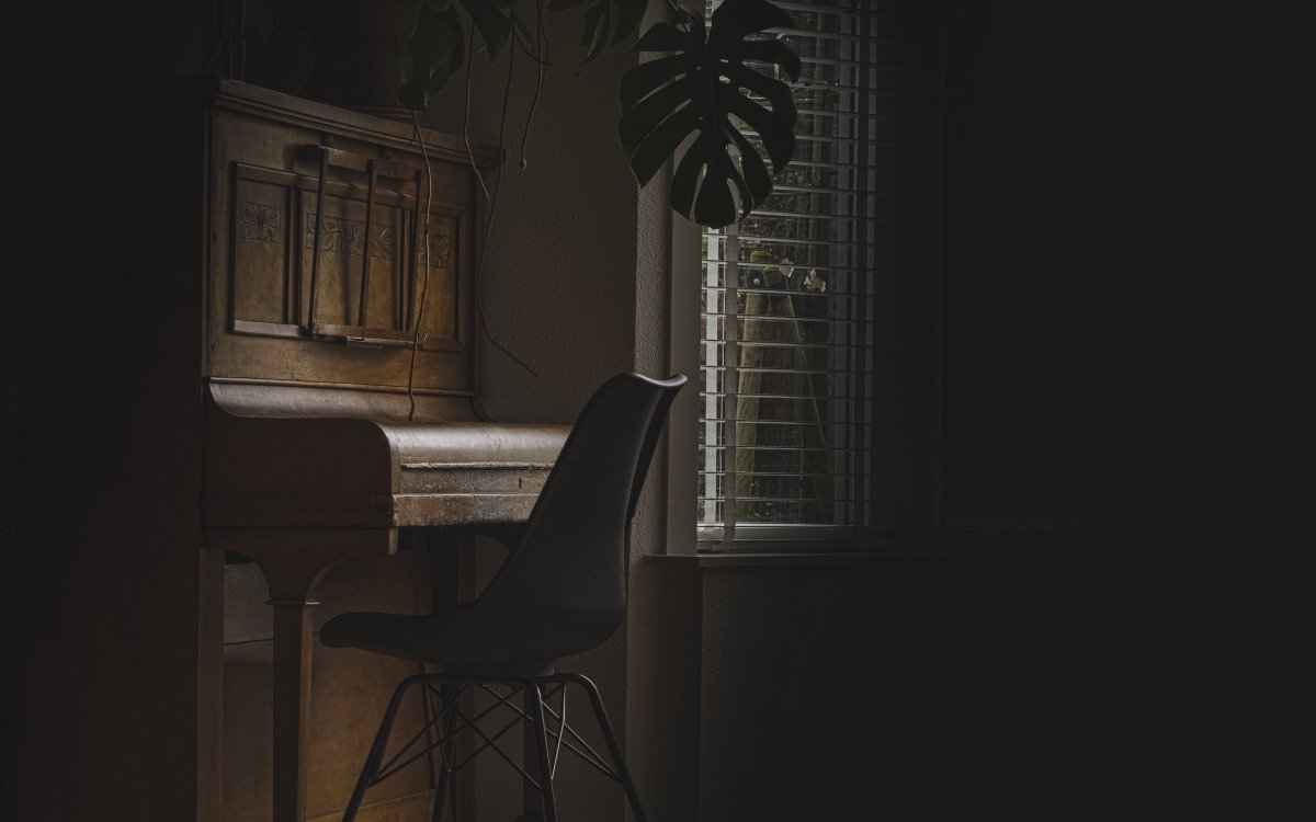 Пианино в темной комнате