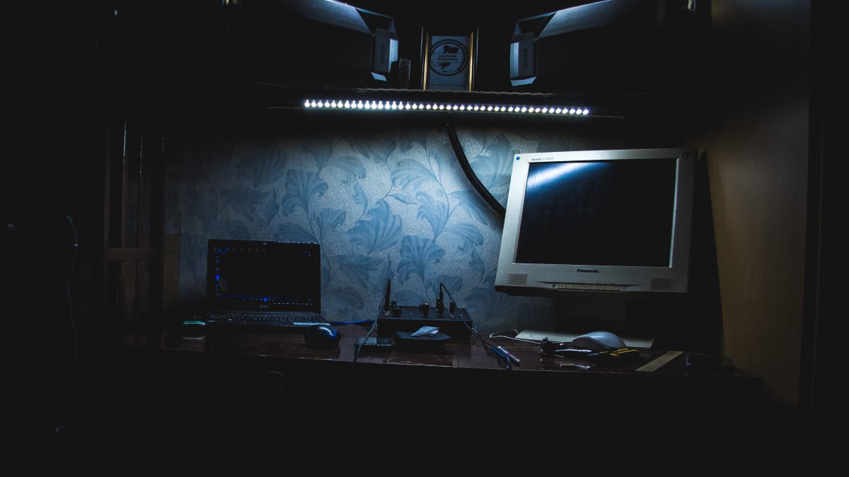 Комната с компьютером ночью