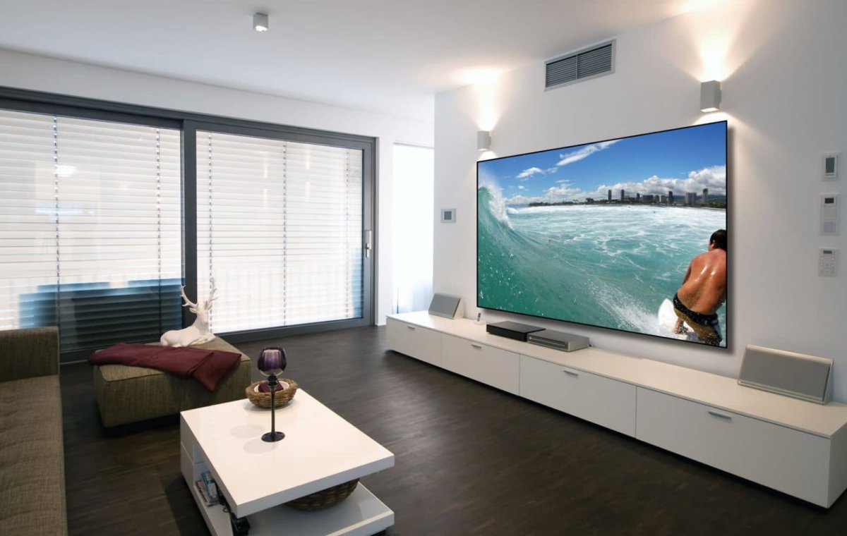 Большой телевизор в комнате