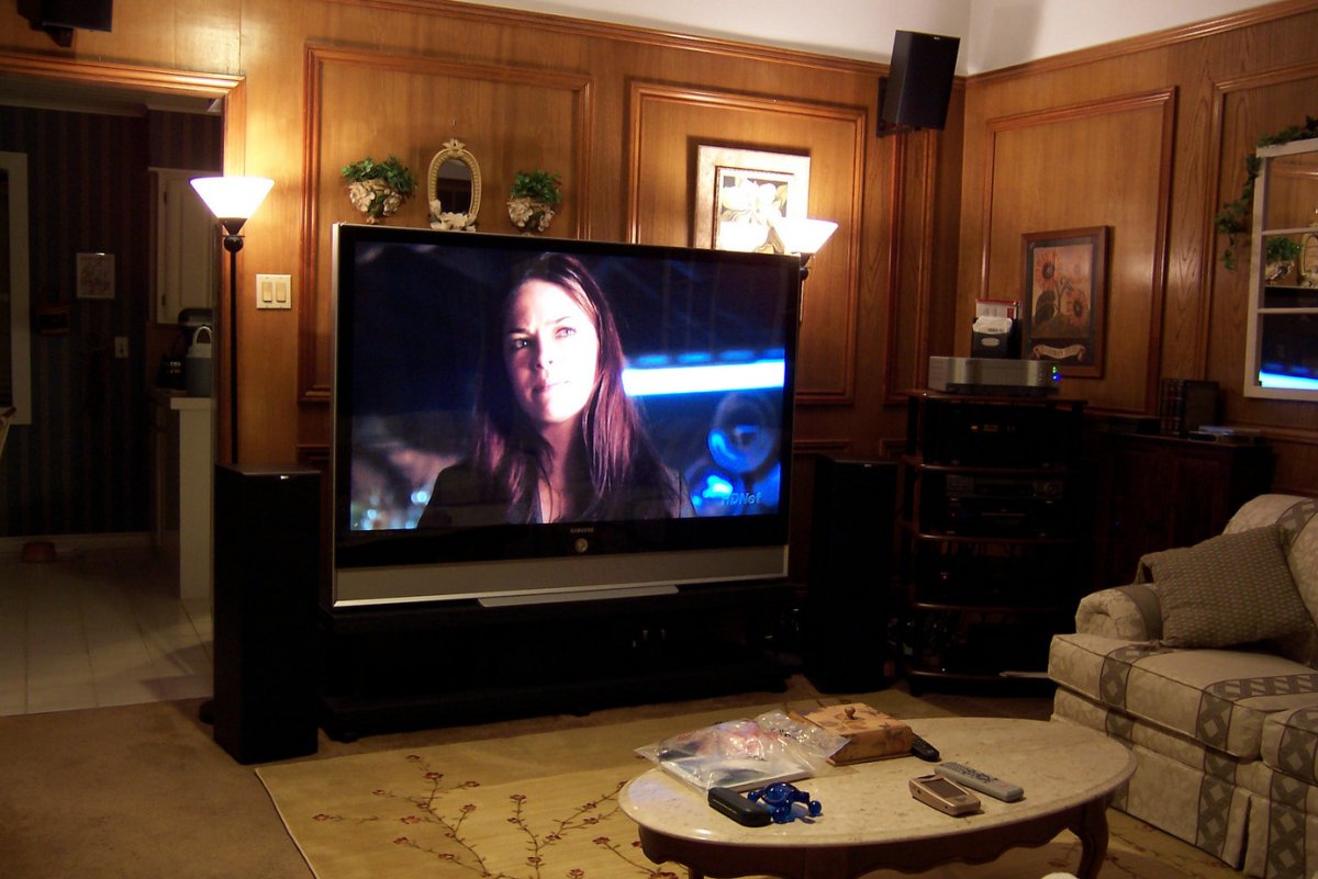 Телевизор плазма в комнате