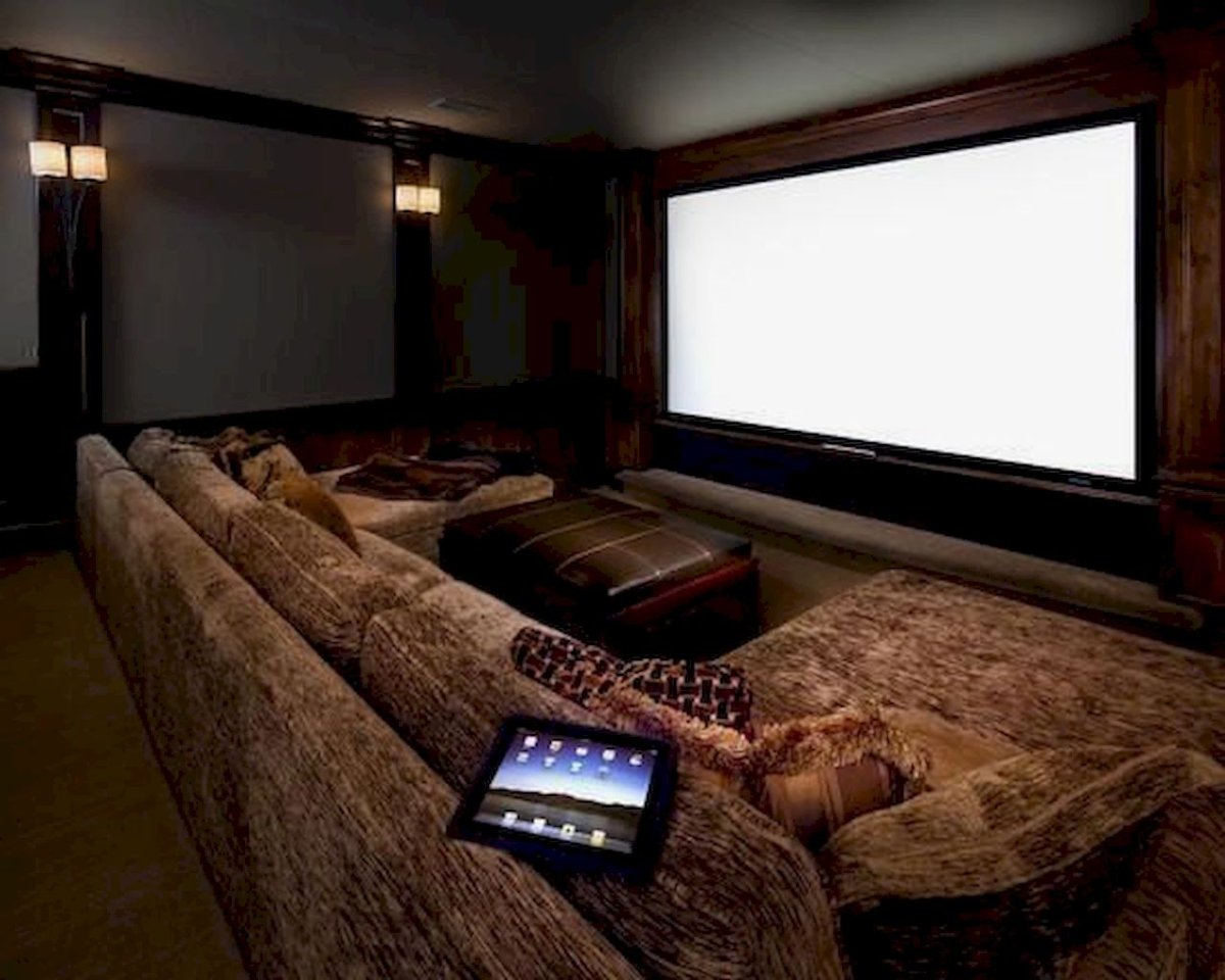 Уютная комната с телевизором