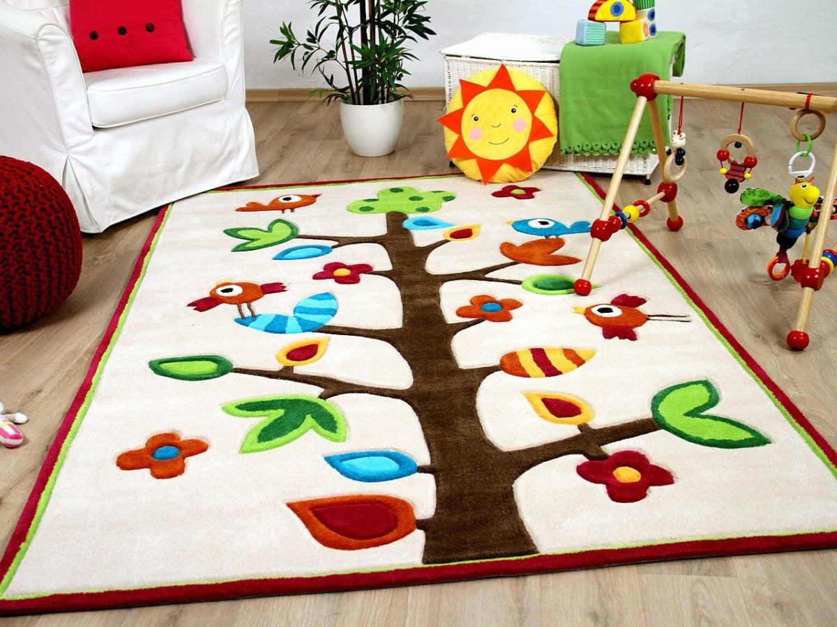 Ребенок на ковре