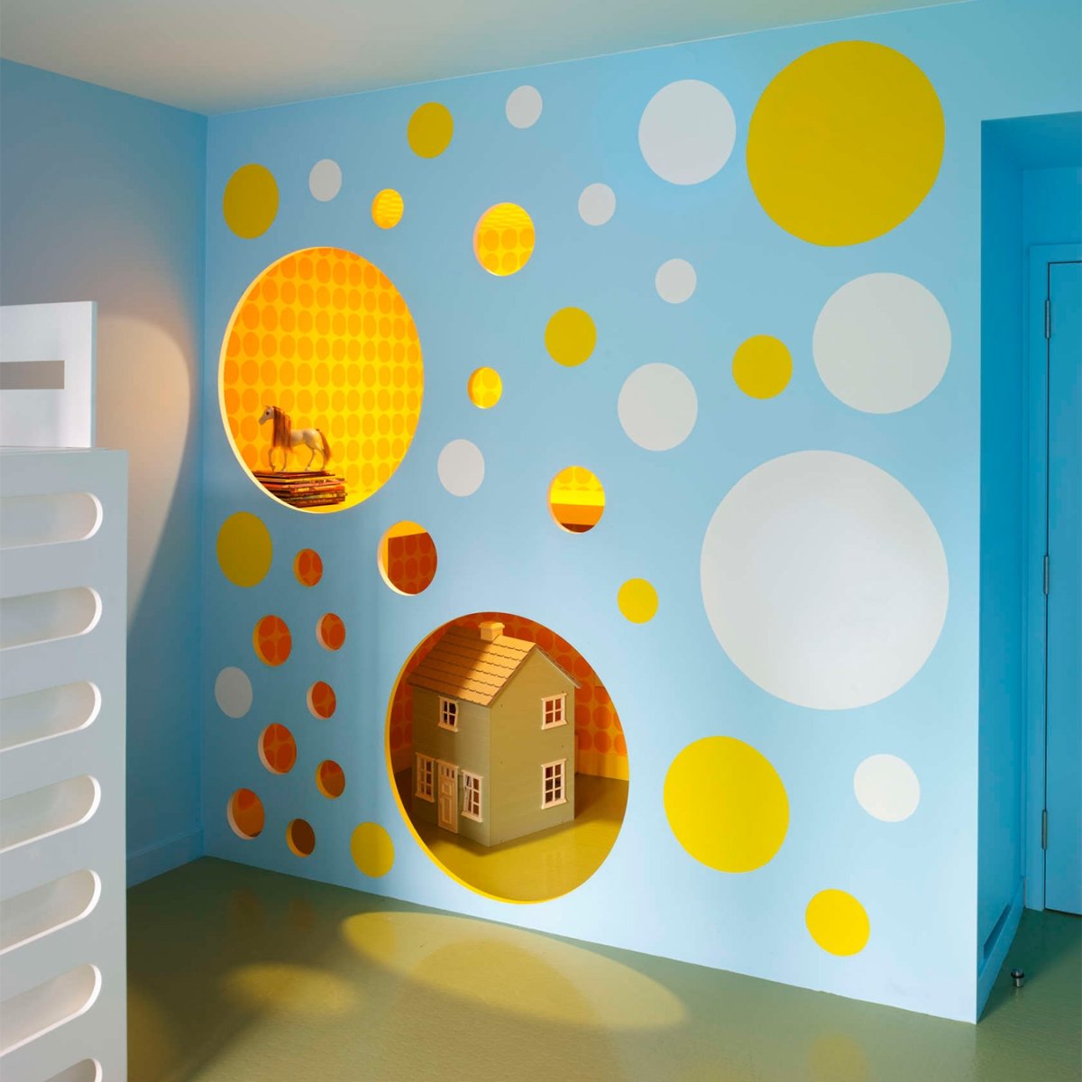 Декорирование стены в детской