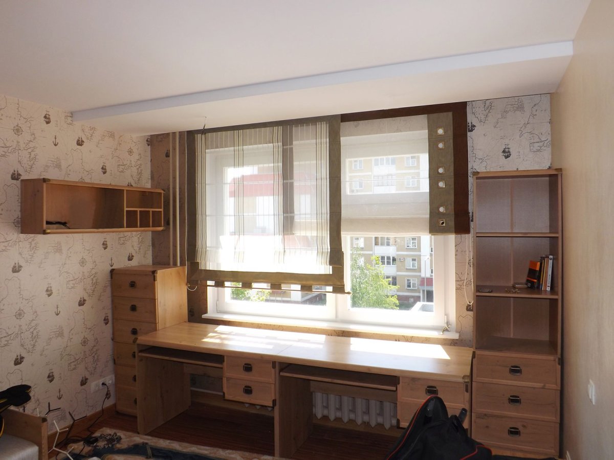 Занавески в детскую стол у окна