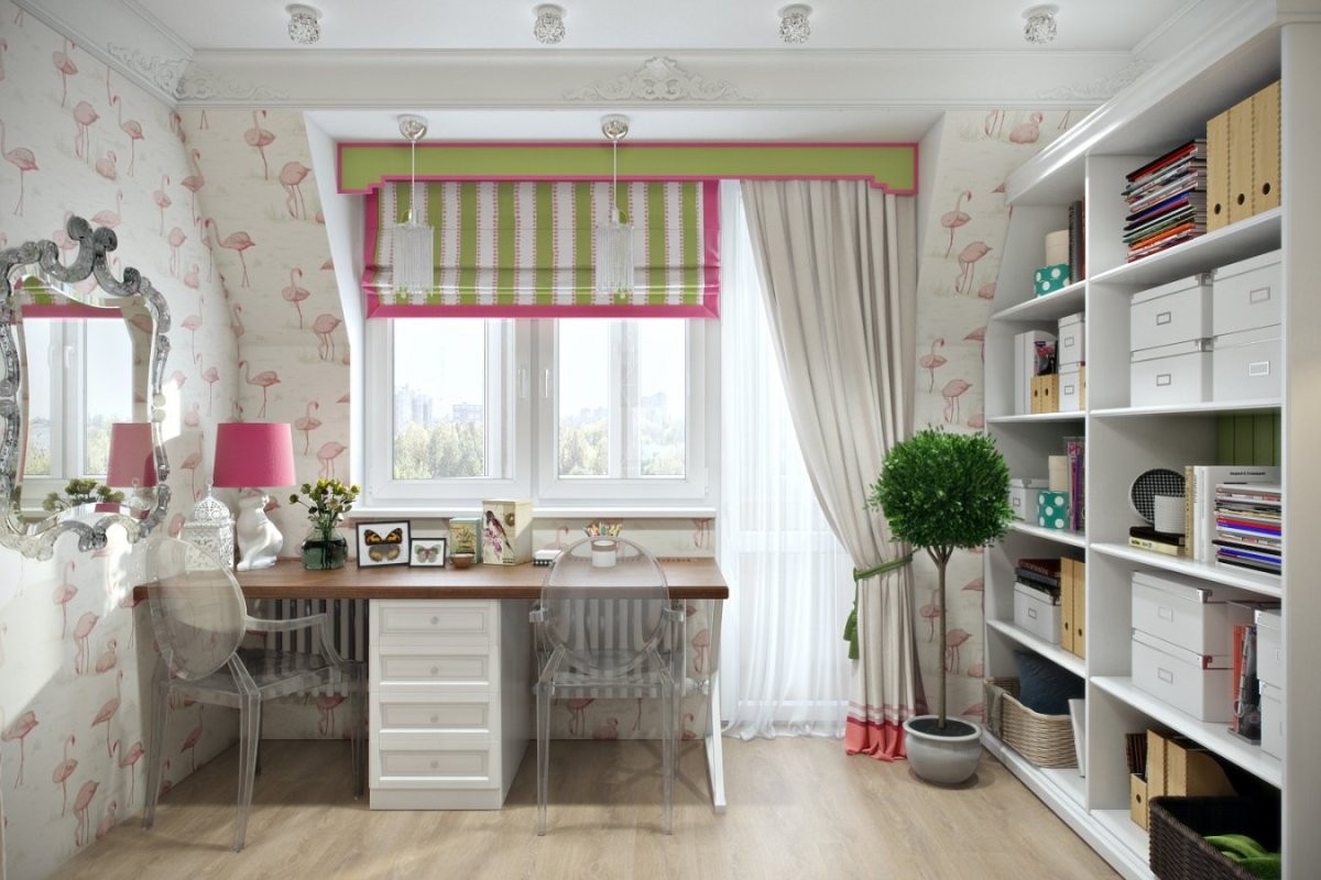 Стол у окна с балконной дверью