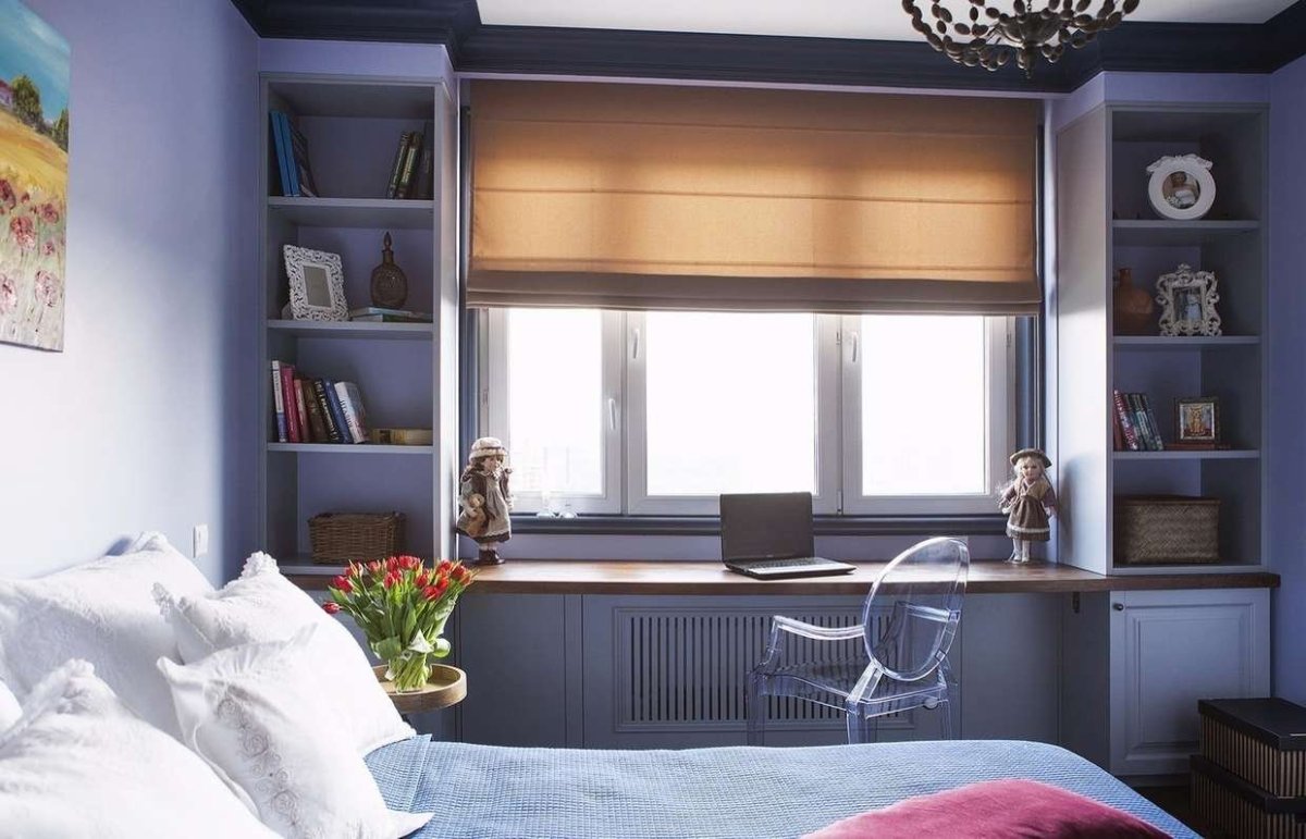 Шкаф около окна