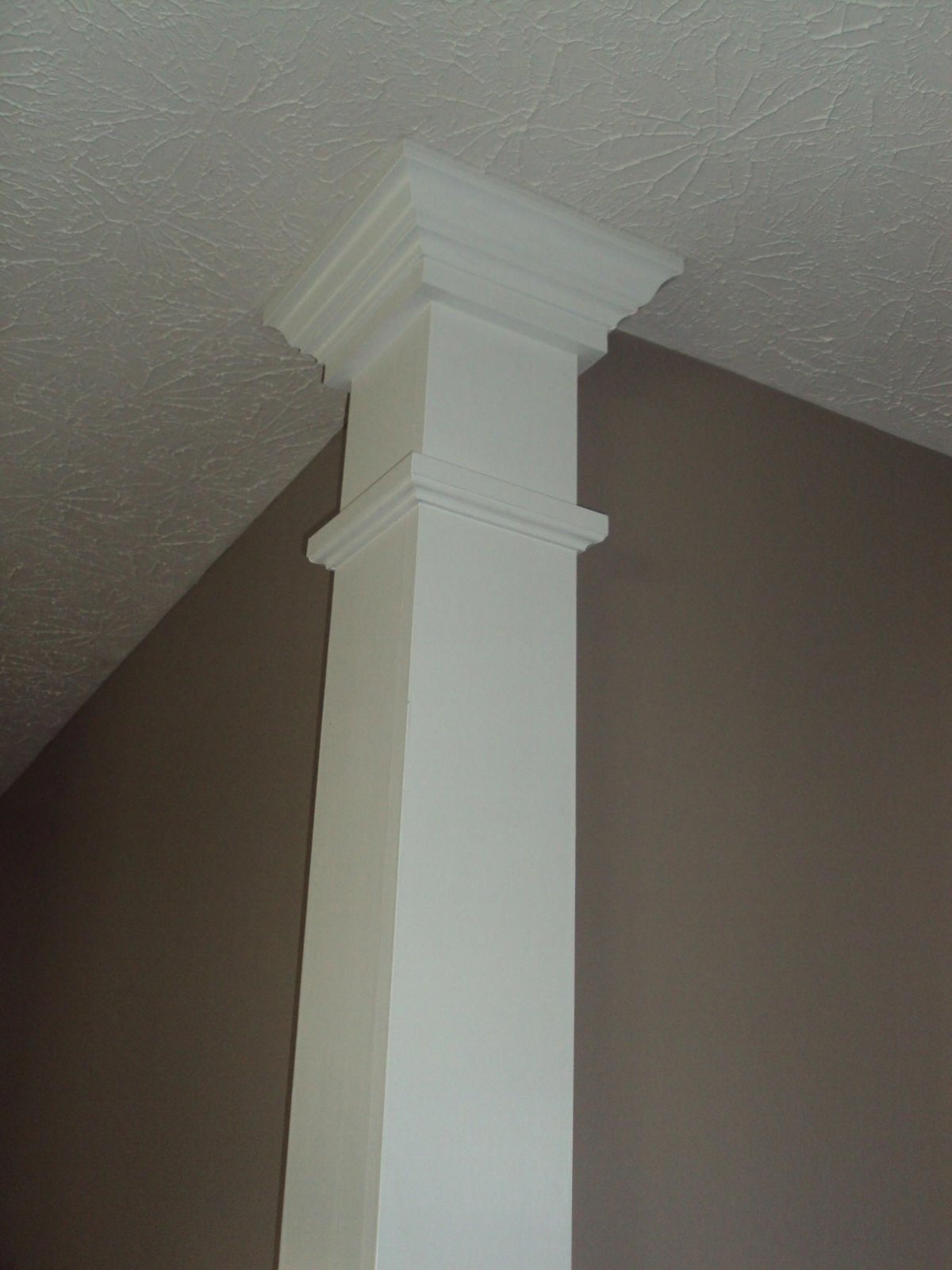 Стена с колоннами