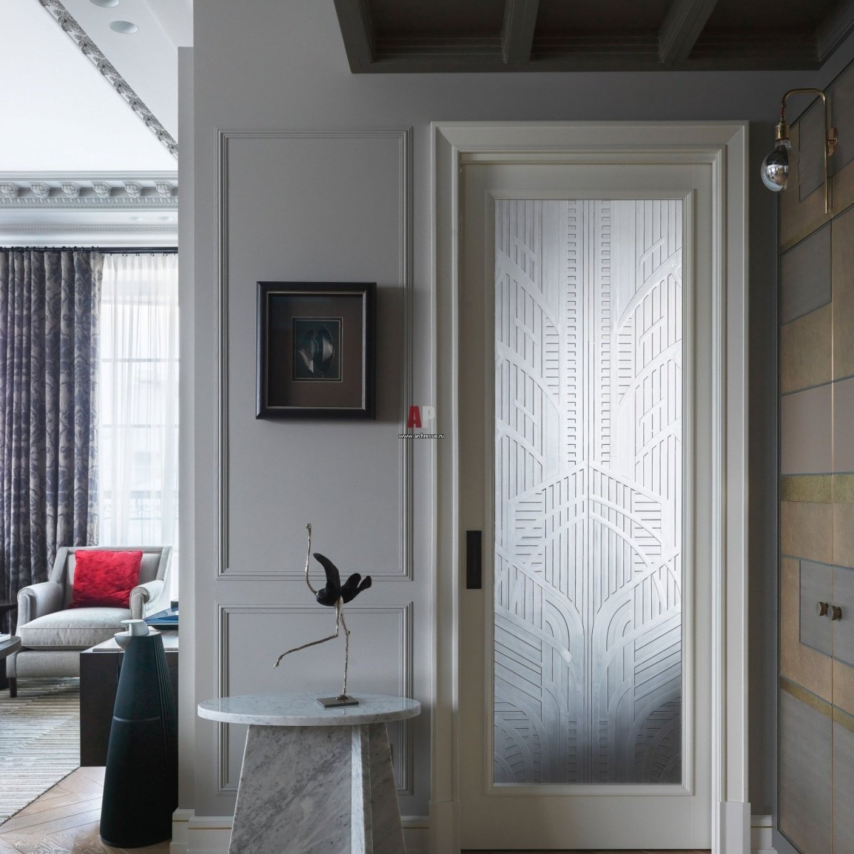 Серая дверь Неоклассика