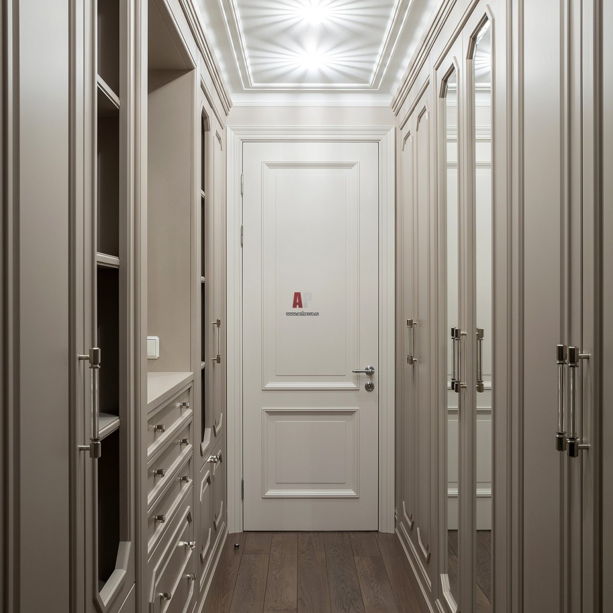 Прихожая в неоклассическом стиле