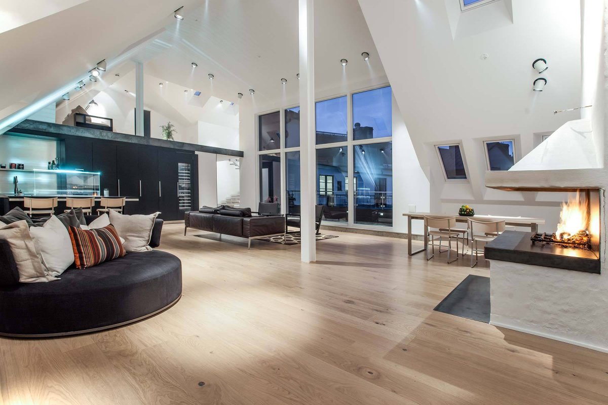 Интерьер с высокими потолками