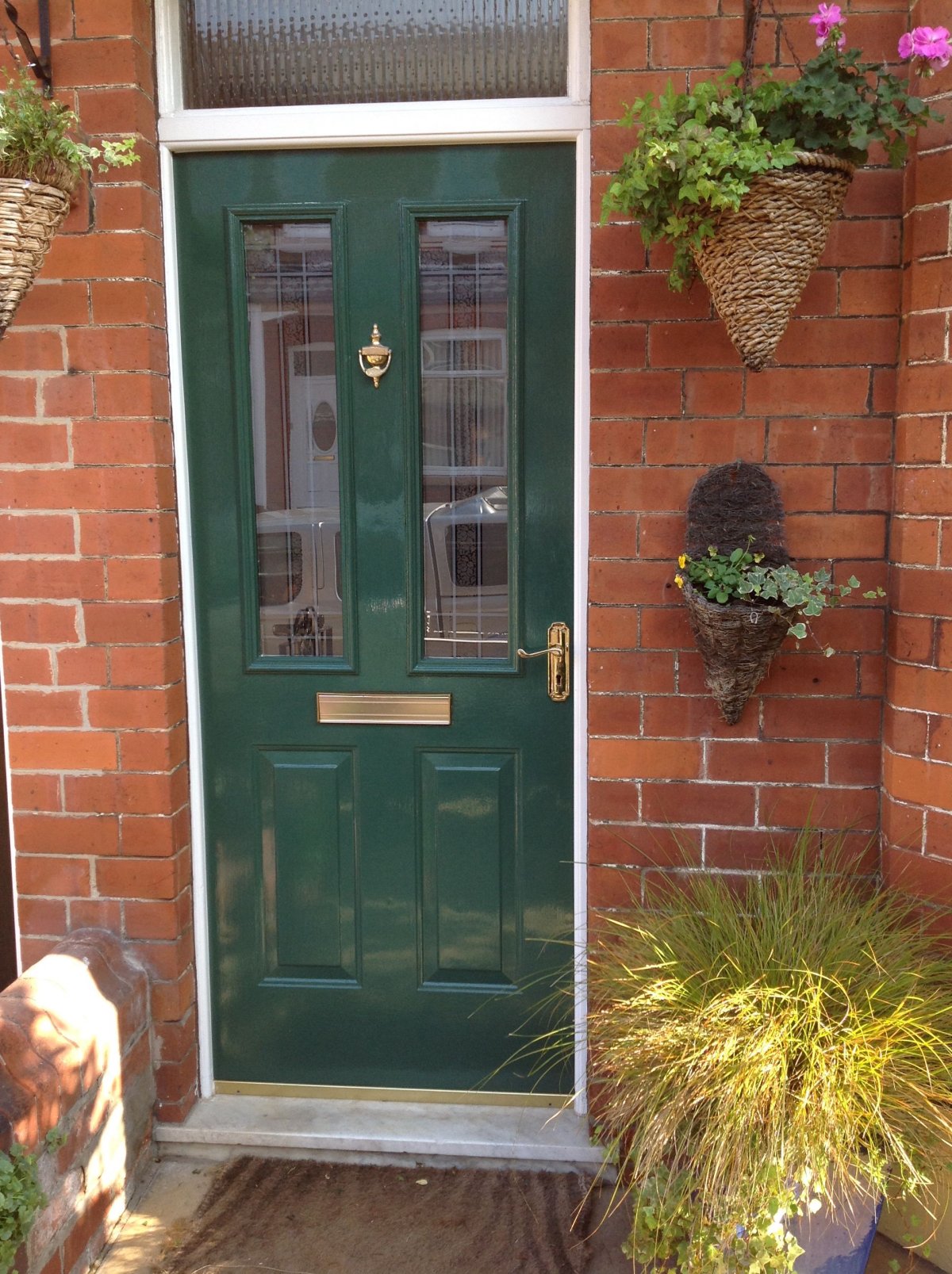 Входная дверь в частный дом зеленая