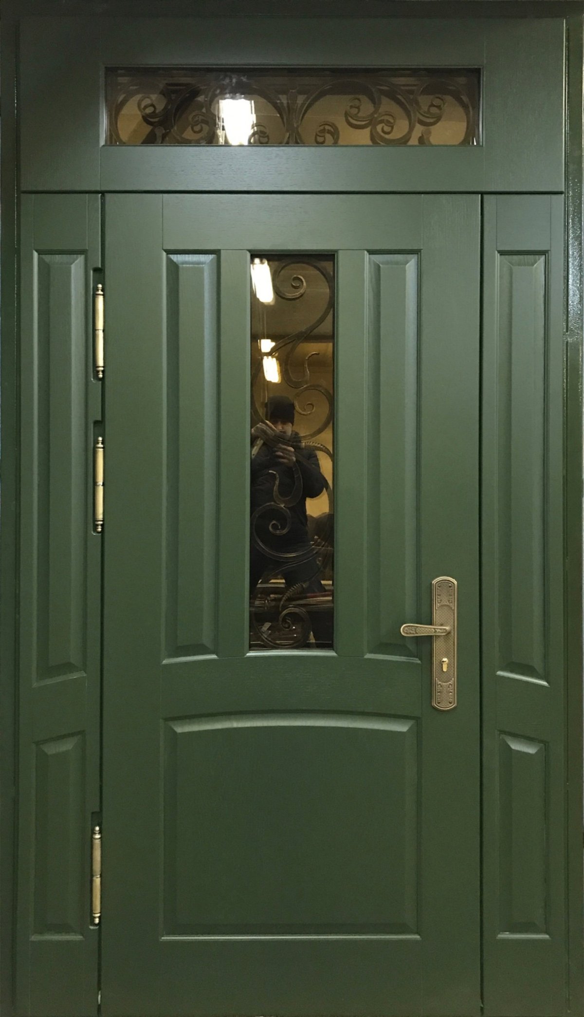 Зеленая металлическая дверь
