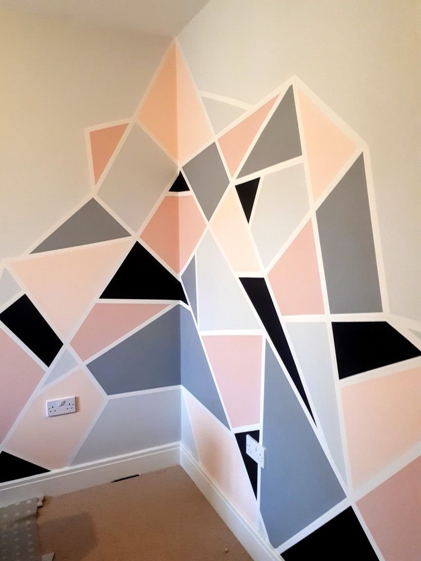 Треугольники на стене в интерьере