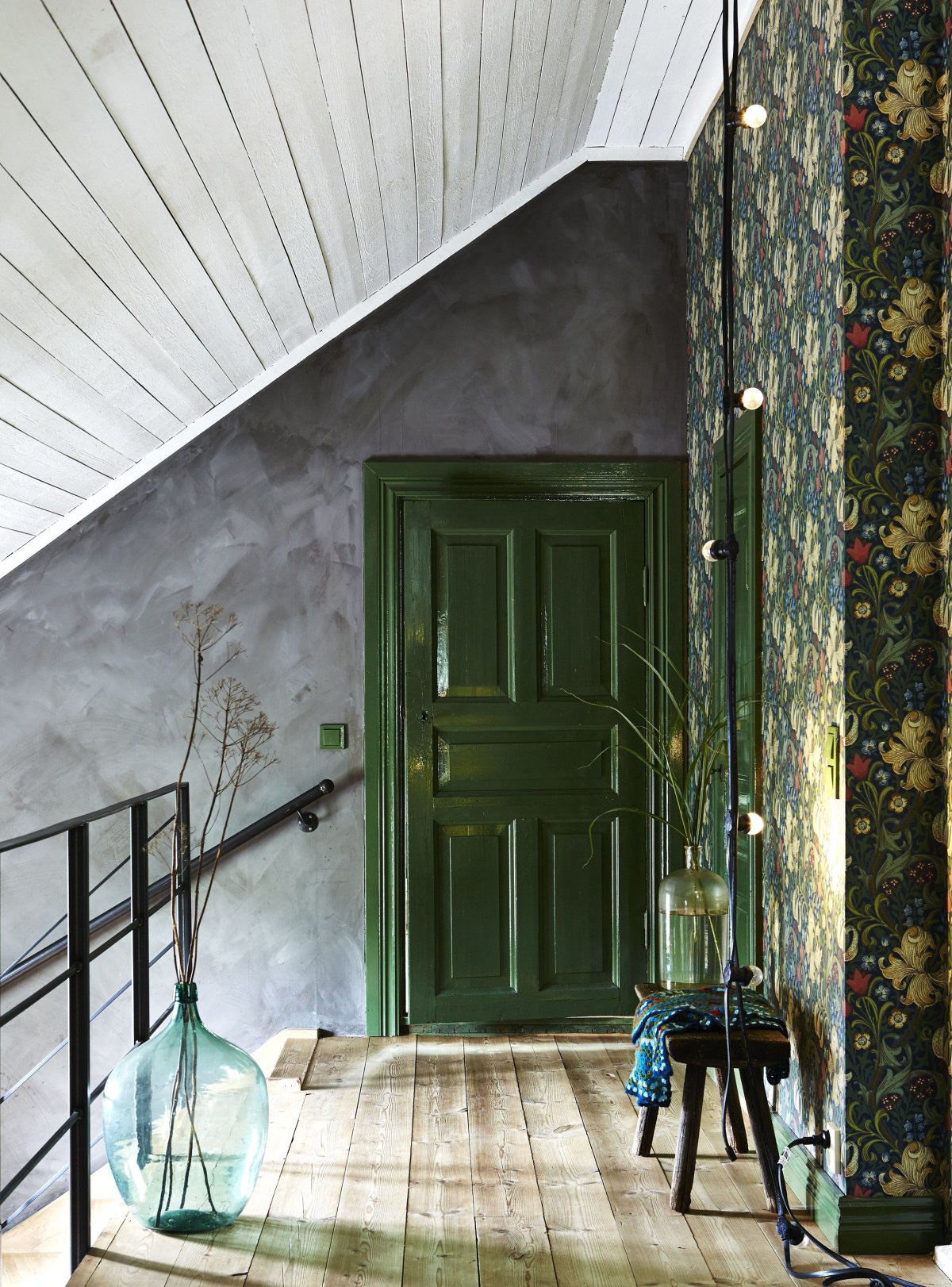 Зеленые двери в интерьере