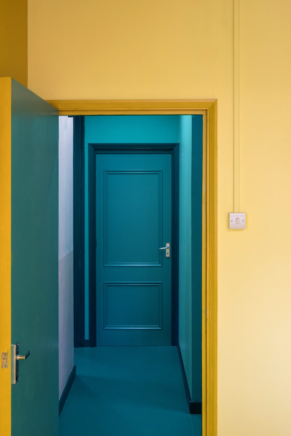 Прихожая желтая с синими дверьми