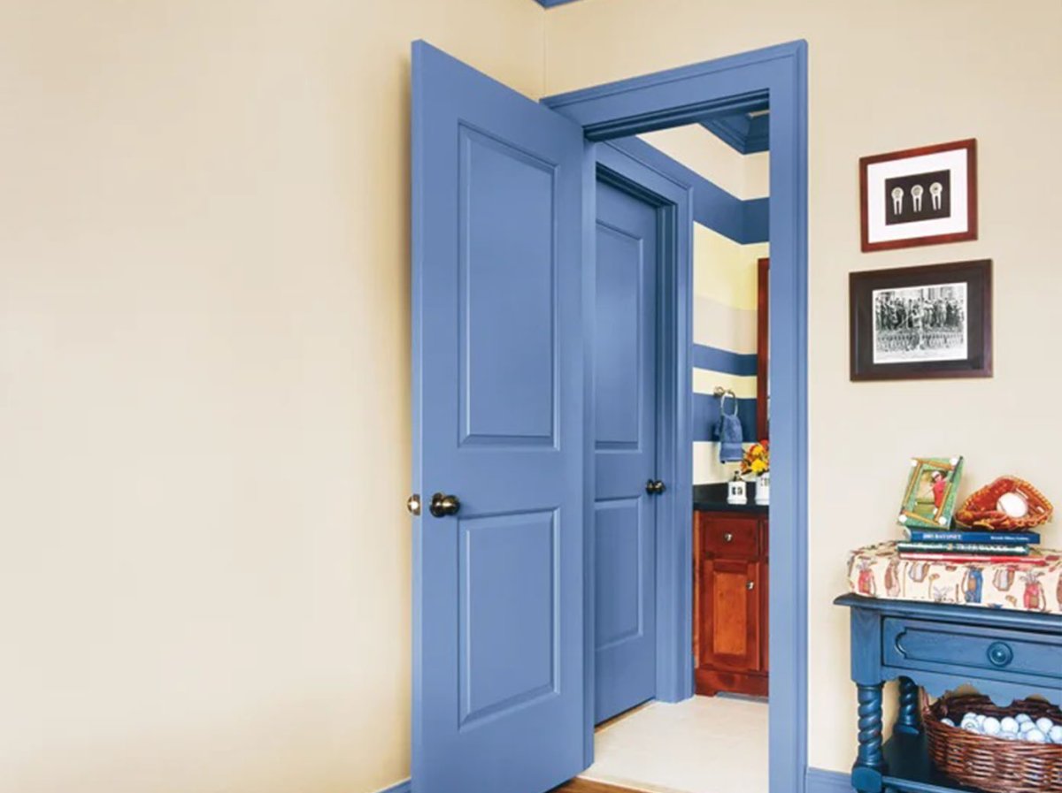 Голубые двери в интерьере