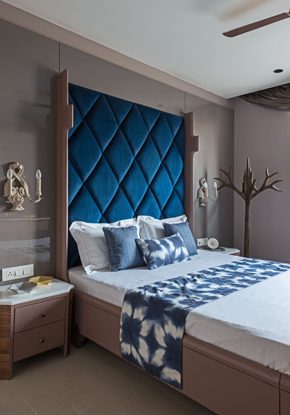 Кровать с голубым изголовьем