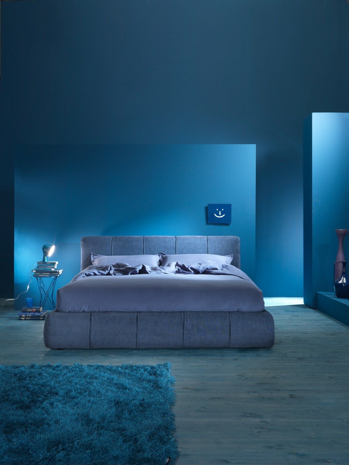Кровать синего цвета в интерьере