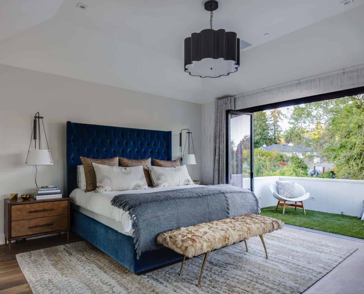 Интерьер с синей кроватью