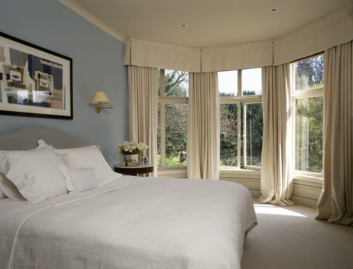 Эркерные окна в спальне