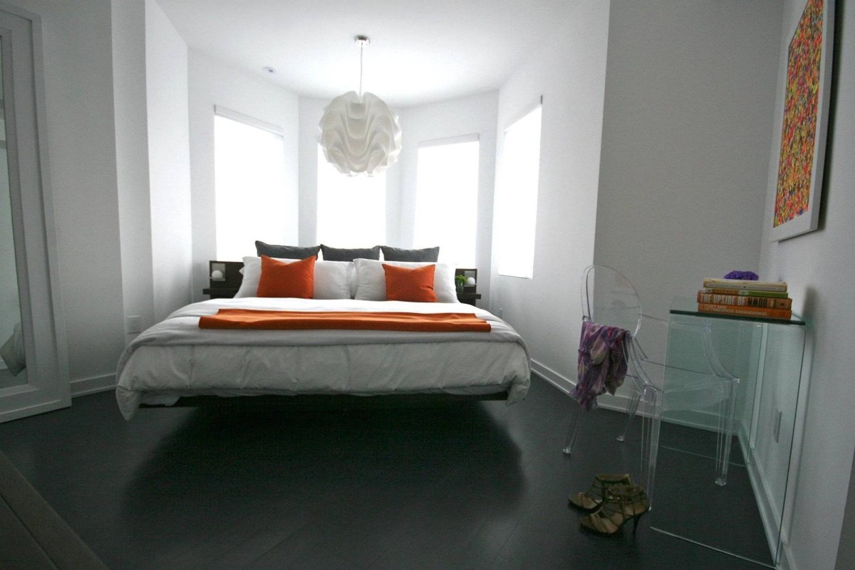 Кровать в комнате с эркером