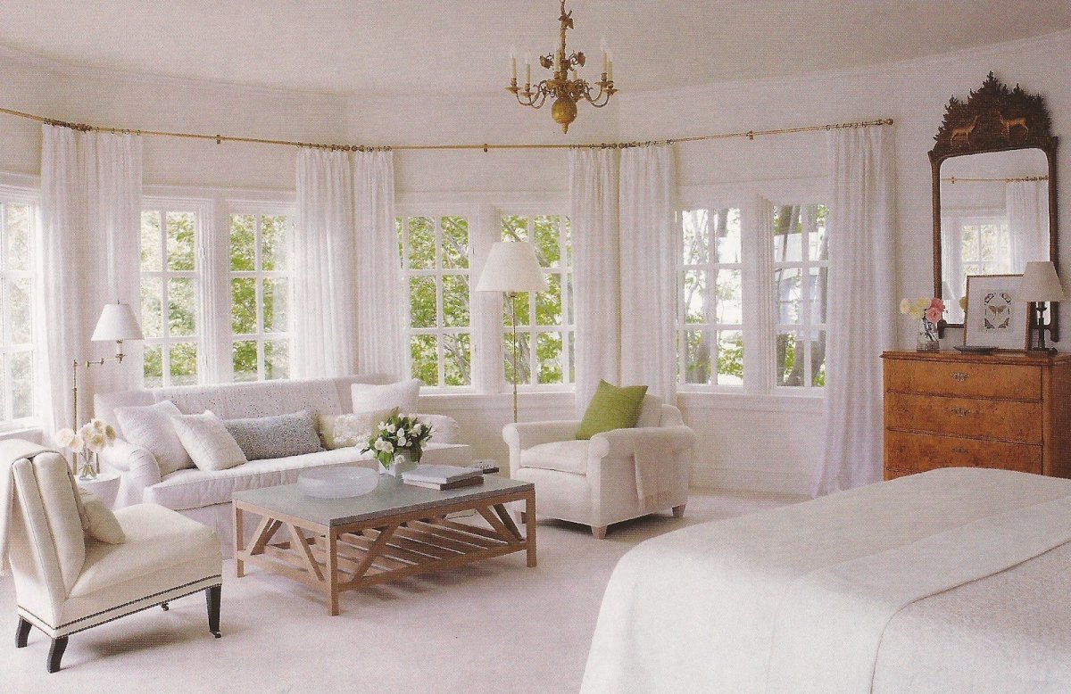 Интерьер комнаты с эркером