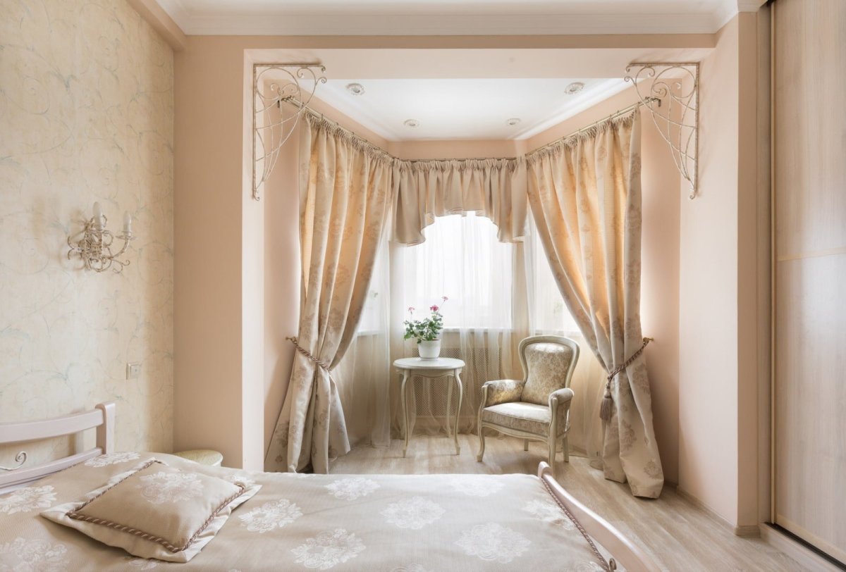 Шторы в эркере для спальни