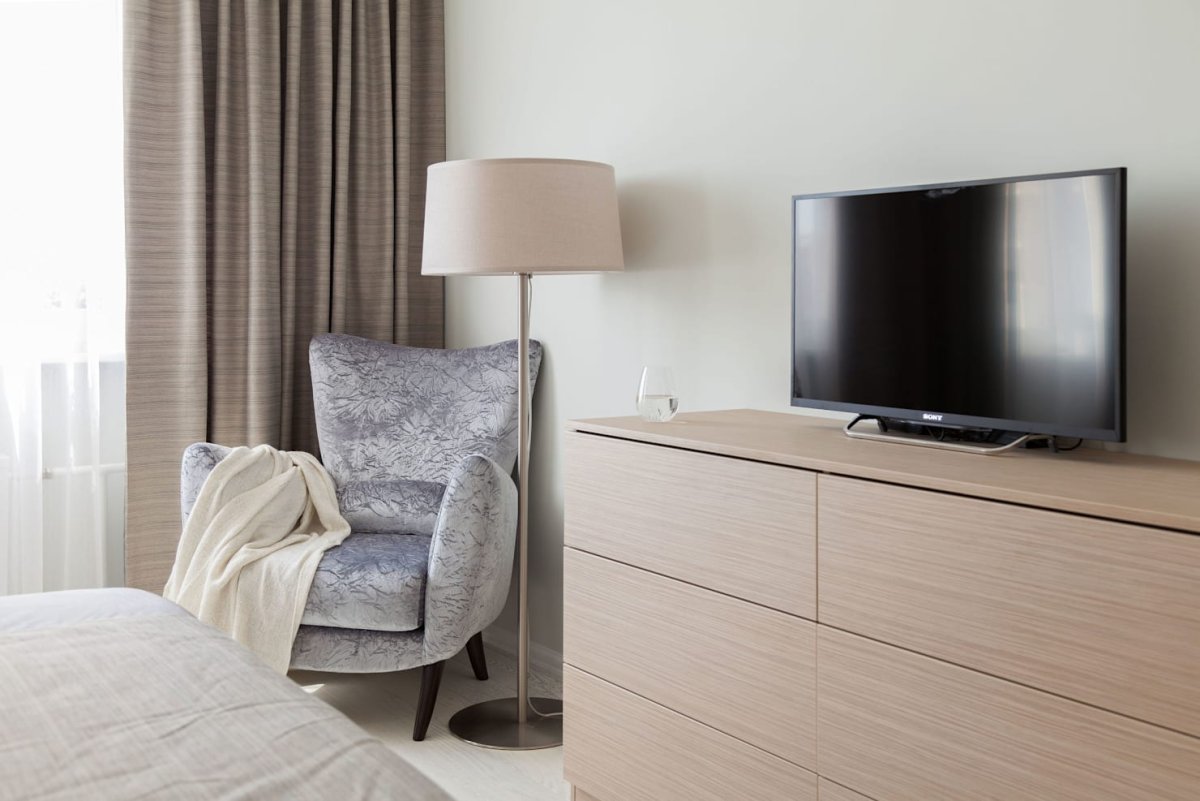 Кресло в спальне в интерьере