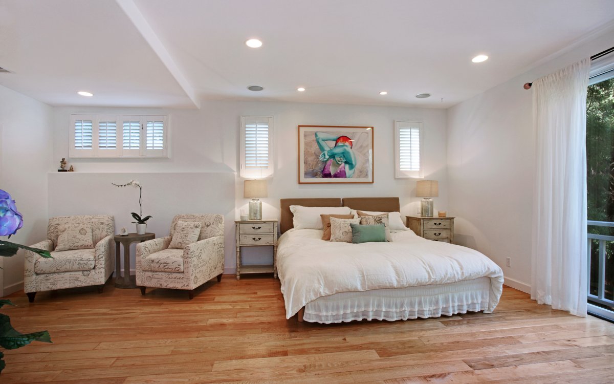 Спальня с кроватью и диваном