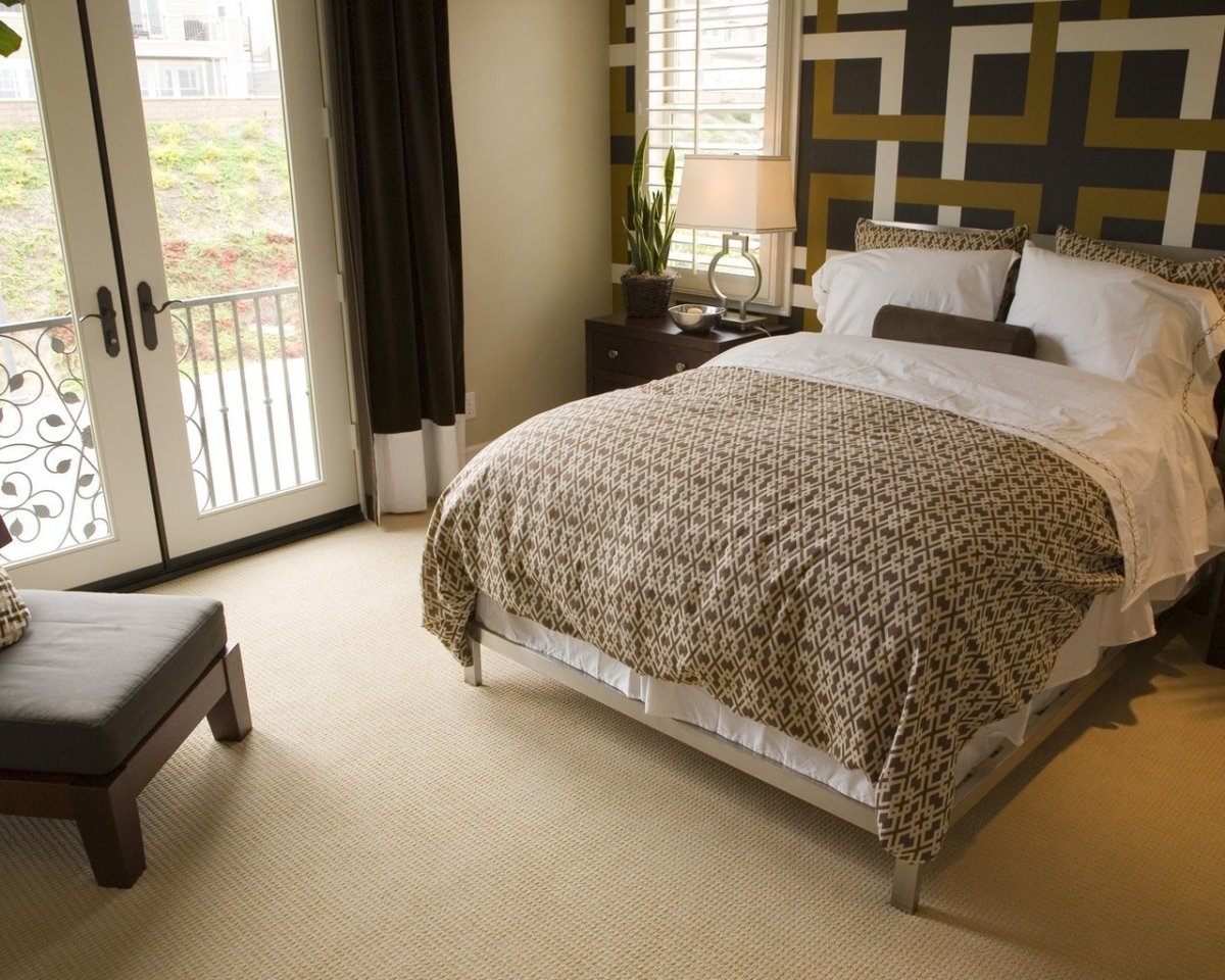 Кровать в интерьере спальни