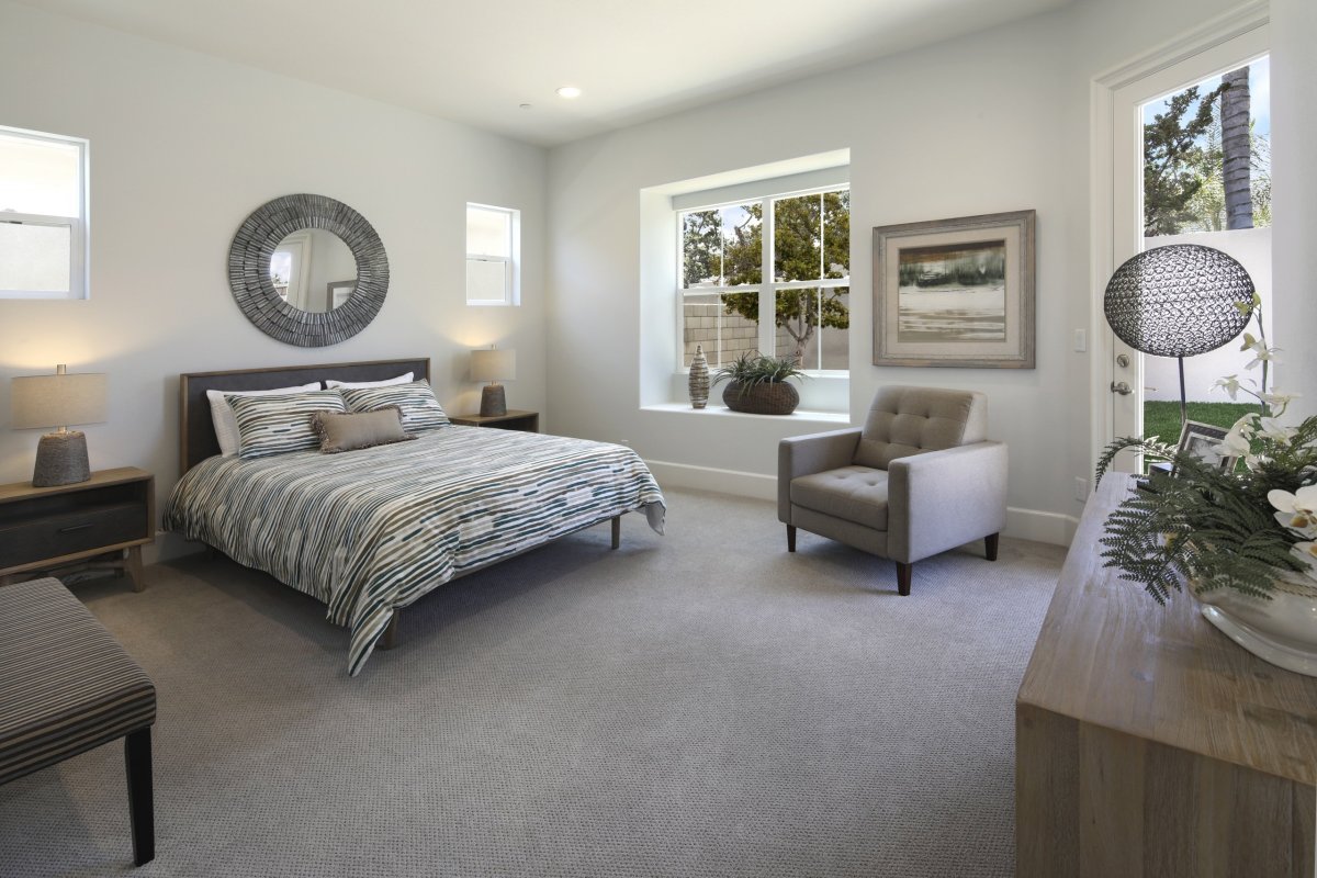 Кресло в спальне в интерьере