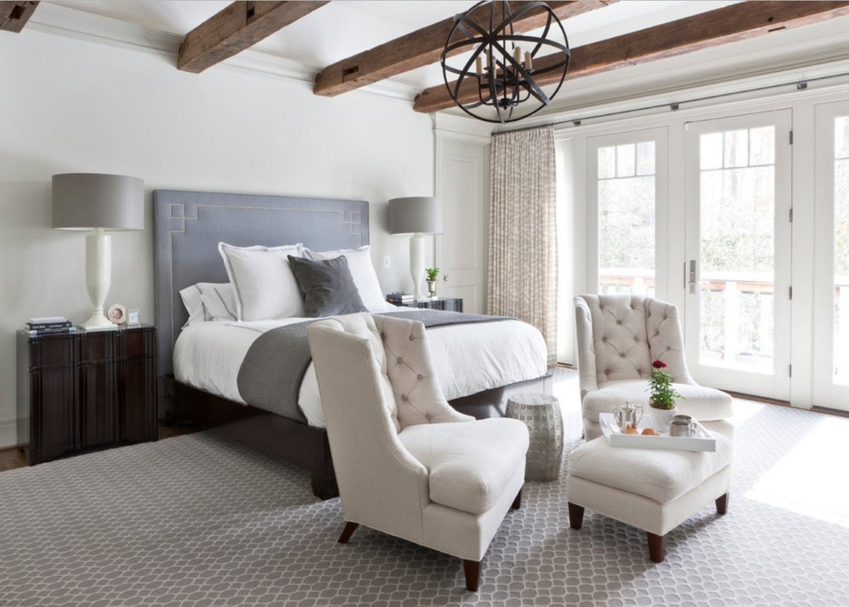 Кресло в спальне в интерьере