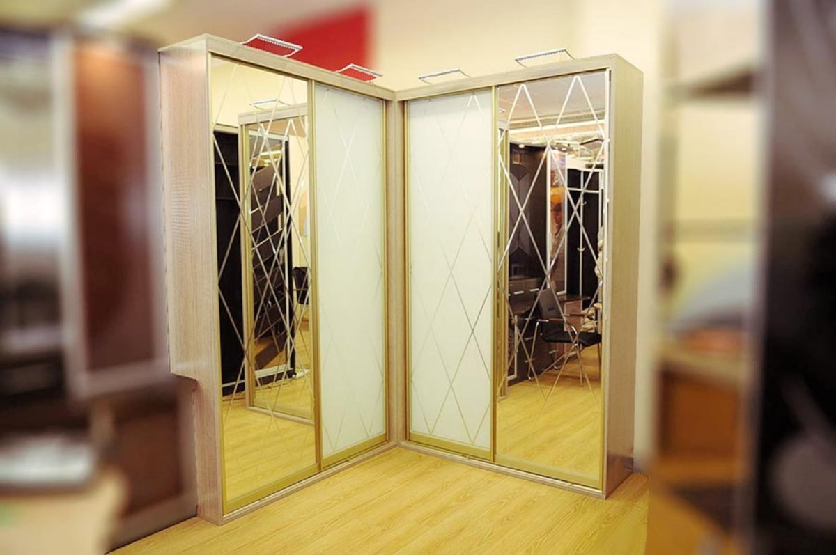 Угловой зеркальный шкаф купе